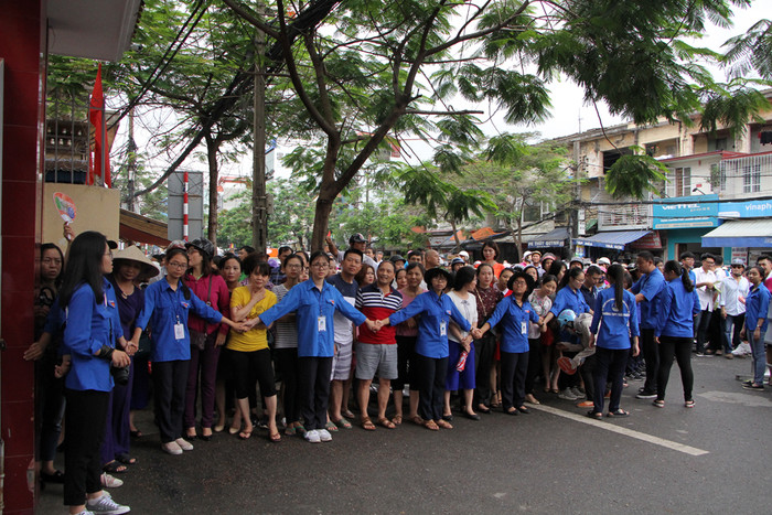 Lực lượng tình nguyện viên tổ chức phân luồng bảo đảm thí sinh ra về an toàn, tránh ùn tắc (Ảnh: Lã Tiến)