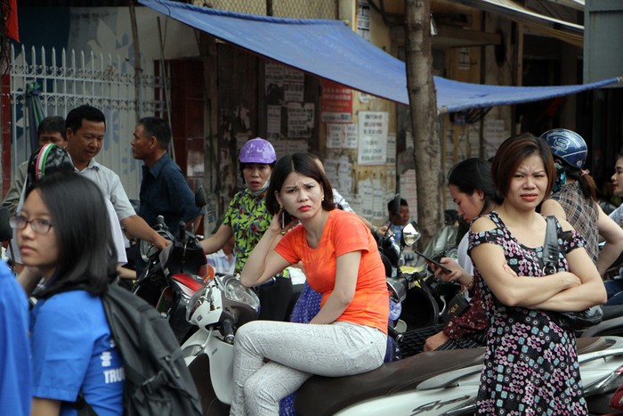 Nhiều bậc phụ huynh lo lắng chờ đợi ngoài cổng trường Trung học phổ thông Thái Phiên (Ảnh: Lã Tiến)