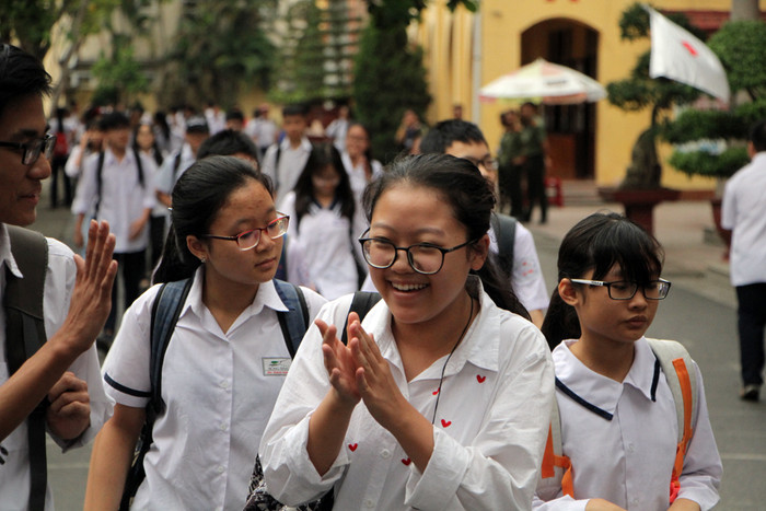 Thí sinh vui mừng đáp lại sự chào đón của phụ huynh (Ảnh: Lã Tiến)