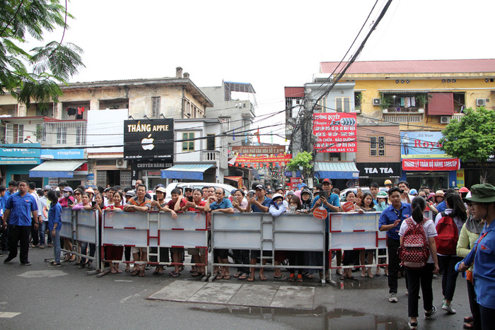 Phụ huynh mong ngóng con em mình rời phòng thi (Ảnh: Lã Tiến)