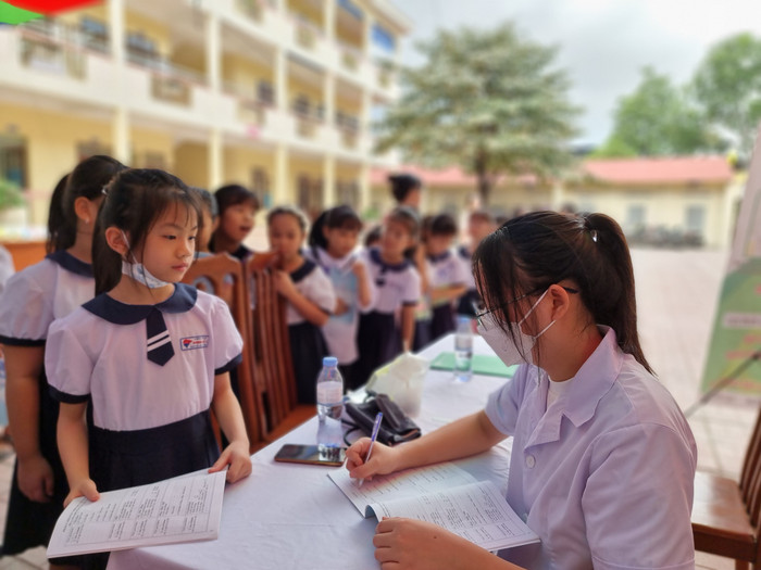 Hơn 1.000 học sinh Trường Tiểu học Đông Hải 1 được khám, mang kết quả về nhà (Ảnh: LT) Hơn 1.000 học sinh Trường Tiểu học Đông Hải 1 được khám, mang kết quả về nhà (Ảnh: LT)