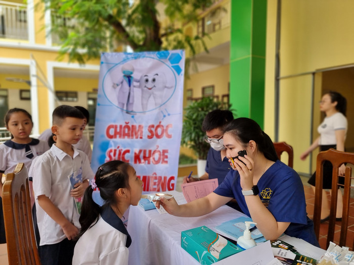 Các bậc phụ huynh thực sự phấn khởi khi học sinh được khám tổng thể sức khoẻ (Ảnh: LT) Các bậc phụ huynh thực sự phấn khởi khi học sinh được khám tổng thể sức khoẻ (Ảnh: LT)