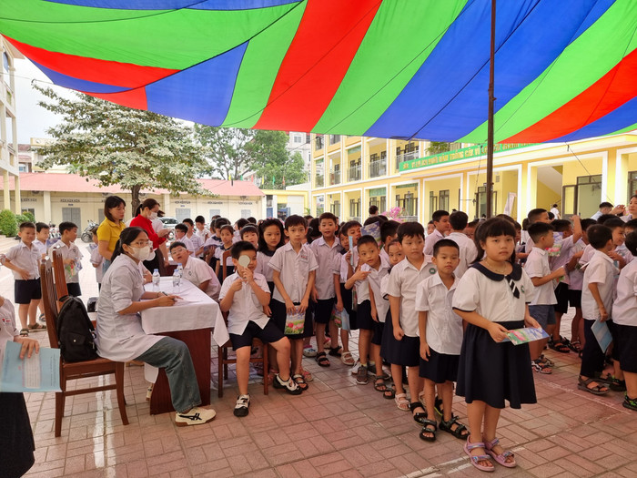 Hơn 1.000 học sinh Trường Tiểu học Đông Hải 1 được khám, mang kết quả về nhà (Ảnh: LT) Hơn 1.000 học sinh Trường Tiểu học Đông Hải 1 được khám, mang kết quả về nhà (Ảnh: LT)