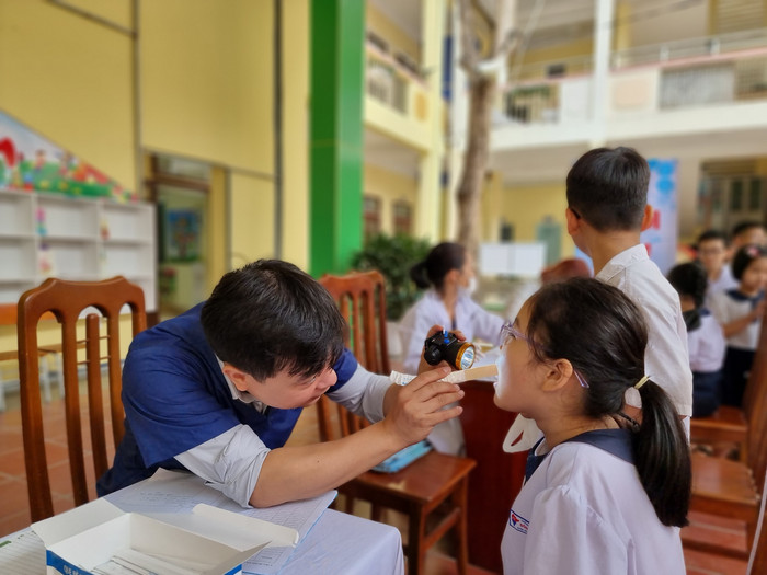 Các bậc phụ huynh thực sự phấn khởi khi học sinh được khám tổng thể sức khoẻ (Ảnh: LT) Các bậc phụ huynh thực sự phấn khởi khi học sinh được khám tổng thể sức khoẻ (Ảnh: LT)