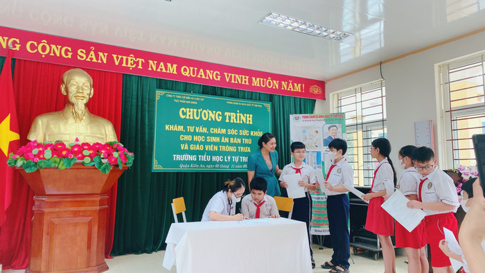 Học sinh Trường Tiểu học Lý Tự Trọng (quận Kiến An) được khám sức khoẻ miễn phí (Ảnh: LT) Học sinh Trường Tiểu học Lý Tự Trọng (quận Kiến An) được khám sức khoẻ miễn phí (Ảnh: LT)