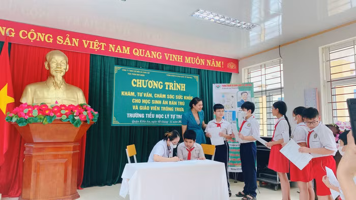 Học sinh Trường Tiểu học Lý Tự Trọng (quận Kiến An) được khám sức khoẻ miễn phí (Ảnh: LT)