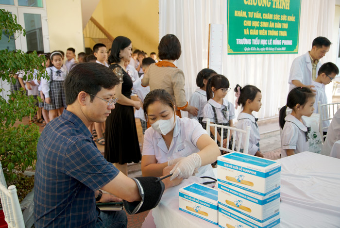 Cán bộ, giáo viên, nhân viên nhà bếp Trường Tiểu học Lê Hồng Phong được khám, tư vấn sức khoẻ (Ảnh: LT) Cán bộ, giáo viên, nhân viên nhà bếp Trường Tiểu học Lê Hồng Phong được khám, tư vấn sức khoẻ (Ảnh: LT)