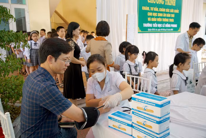 Cán bộ, giáo viên, nhân viên nhà bếp Trường Tiểu học Lê Hồng Phong được khám, tư vấn sức khoẻ (Ảnh: LT)