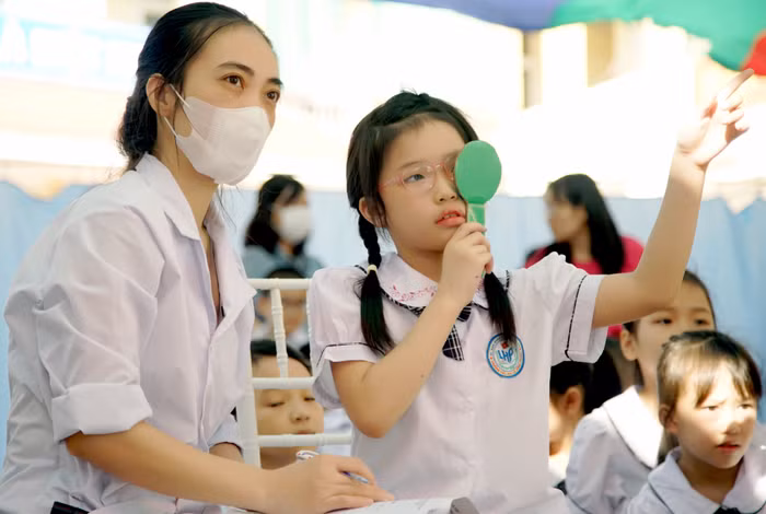 Các em học sinh được khám thị lực (Ảnh: LT)