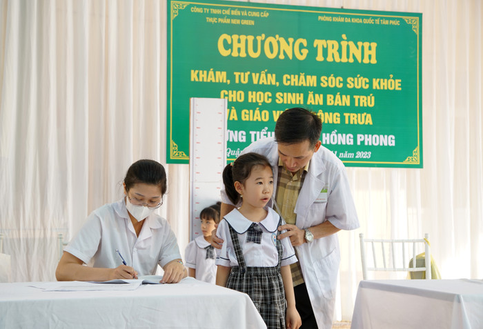 Học sinh được đo chiều cao, cân nặng (Ảnh: LT) Học sinh được đo chiều cao, cân nặng (Ảnh: LT)