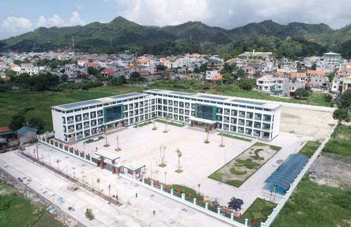 Trường Tiểu học thị trấn Cái Rồng nhìn từ trên cao (Ảnh: CTV) Trường Tiểu học thị trấn Cái Rồng nhìn từ trên cao (Ảnh: CTV)