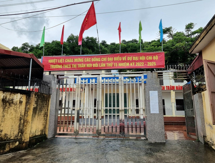 Hiệu trưởng Trường Trung học cơ sở thị trấn Núi Đối bị phê bình vì thu tiền khi chưa được phụ huynh đồng thuận (Ảnh: Diệu Anh) Hiệu trưởng Trường Trung học cơ sở thị trấn Núi Đối bị phê bình vì thu tiền khi chưa được phụ huynh đồng thuận (Ảnh: Diệu Anh)