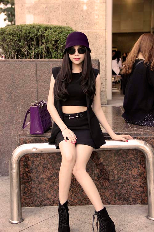 Trà Ngọc Hằng khoe làn da trắng cùng đôi chân dài. Trà Ngọc Hằng khoe làn da trắng cùng đôi chân dài.