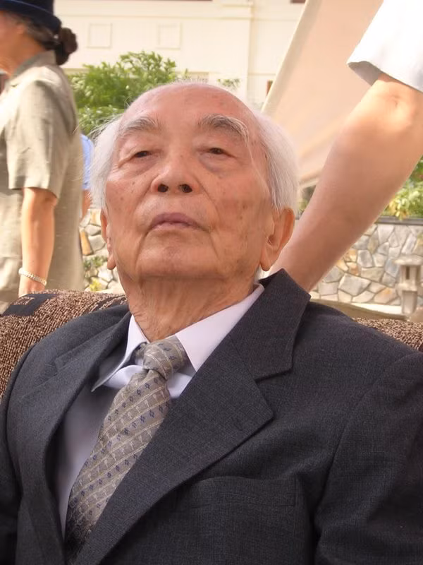 "Ông ngồi im lặng hàng giờ ngắm biển như thế".