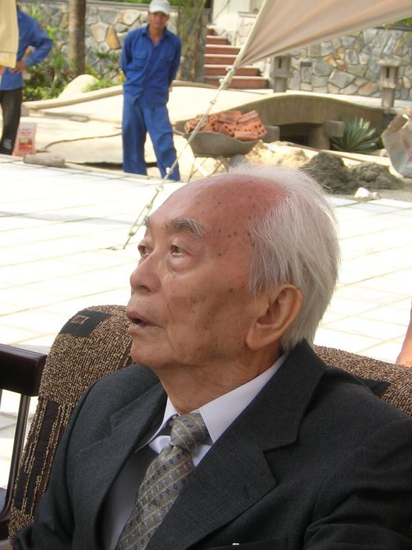 "Từ hướng nhìn này, ông nhìn thấy Hòn La, Vũng Chùa, Đảo Yến ở dưới chân Đèo Ngang". "Từ hướng nhìn này, ông nhìn thấy Hòn La, Vũng Chùa, Đảo Yến ở dưới chân Đèo Ngang".