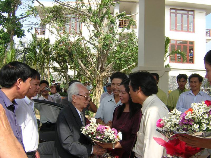 "Vợ chồng anh Võ Minh Hoài và cán bộ, nhân viên khu du lịch đón Đại tướng". "Vợ chồng anh Võ Minh Hoài và cán bộ, nhân viên khu du lịch đón Đại tướng".