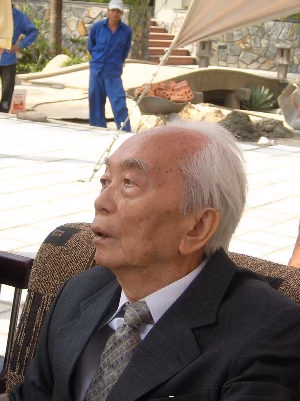 "Từ hướng nhìn này, ông nhìn thấy Hòn La, Vũng Chùa, Đảo Yến ở dưới chân Đèo Ngang".