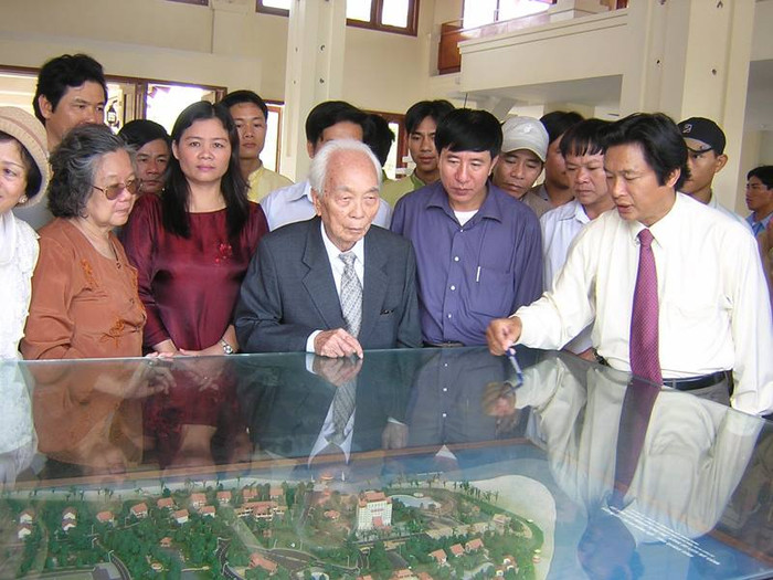 "Đại tướng xem mô hình phát triển tương lai của Khu du lịch và luôn nhắc anh Hoài phải chú ý thu xếp vốn cho tốt, vì làm du lịch thu hồi vốn rất lâu". "Đại tướng xem mô hình phát triển tương lai của Khu du lịch và luôn nhắc anh Hoài phải chú ý thu xếp vốn cho tốt, vì làm du lịch thu hồi vốn rất lâu".