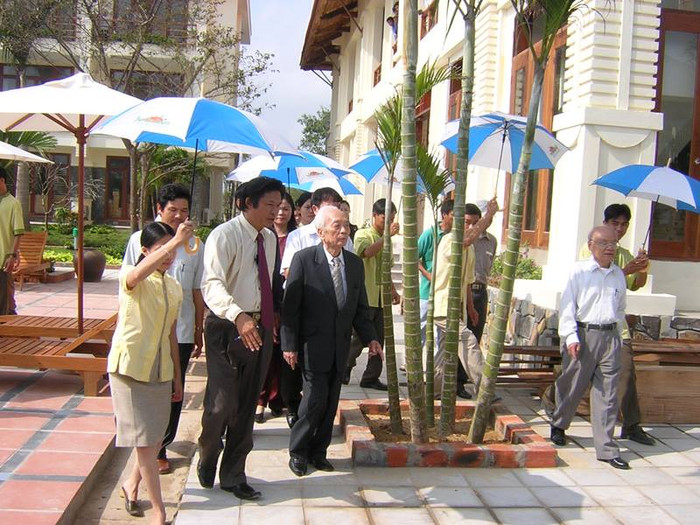 "Ngoài 90 tuổi, những ngày đó Đại tướng vẫn còn bước đi rất khỏe". "Ngoài 90 tuổi, những ngày đó Đại tướng vẫn còn bước đi rất khỏe".