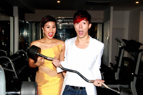 Cả hai "nhí nhảnh" trêu đùa nhau và tạo dáng vô cùng hài hước trước ống kính máy ảnh Cả hai "nhí nhảnh" trêu đùa nhau và tạo dáng vô cùng hài hước trước ống kính máy ảnh