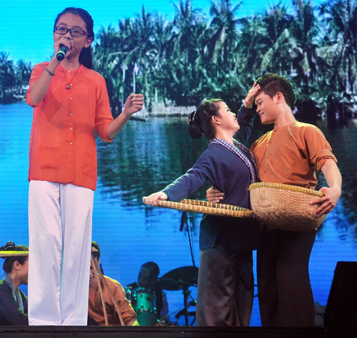 Dù chỉ là ca sĩ khách mời của liveshow nhưng Phương Mỹ Chi lại là cái tên được chú ý nhiều nhất khi xuất hiện ở phần giữa của chương trình. Dù chỉ là ca sĩ khách mời của liveshow nhưng Phương Mỹ Chi lại là cái tên được chú ý nhiều nhất khi xuất hiện ở phần giữa của chương trình.