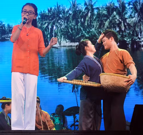 Dù chỉ là ca sĩ khách mời của liveshow nhưng Phương Mỹ Chi lại là cái tên được chú ý nhiều nhất khi xuất hiện ở phần giữa của chương trình.