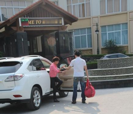 Long Nhật cho biết anh sẽ nhận món quà 4 tỷ mà doanh nhân Việt kiều Mỹ tặng Long Nhật cho biết anh sẽ nhận món quà 4 tỷ mà doanh nhân Việt kiều Mỹ tặng