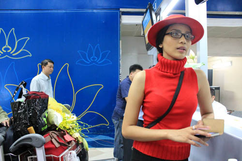 Trương Thị May năm nay 25 tuổi, cô sở hữu ngoại hình quyến rũ với những số đo khá lý tưởng 87- 61-90, cân nặng 51kg, chiều cao 1m73. Trương Thị May năm nay 25 tuổi, cô sở hữu ngoại hình quyến rũ với những số đo khá lý tưởng 87- 61-90, cân nặng 51kg, chiều cao 1m73.