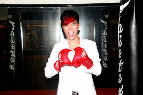 Nathan Lee thu hút mọi ánh nhìn bởi mái tóc đỏ rực rất cá tính cùng ngoại hình nam tính. Nam ca sĩ điển trai còn nghịch ngợm tạo dáng trong phòng tập thể hình trước khi bước lên sân khấu. Với giọng hát ngọt ngào, điêu luyện cùng khả năng ngoại ngữ nhuần nhuyễn, Nathan Lee rất đắt show truyền hình và sự kiện. Nathan Lee thu hút mọi ánh nhìn bởi mái tóc đỏ rực rất cá tính cùng ngoại hình nam tính. Nam ca sĩ điển trai còn nghịch ngợm tạo dáng trong phòng tập thể hình trước khi bước lên sân khấu. Với giọng hát ngọt ngào, điêu luyện cùng khả năng ngoại ngữ nhuần nhuyễn, Nathan Lee rất đắt show truyền hình và sự kiện.