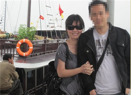 Và bên cạnh người đàn ông được cho là mối tình 10 năm trước khi cưới Đan Trường Và bên cạnh người đàn ông được cho là mối tình 10 năm trước khi cưới Đan Trường