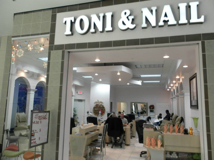 Hình ảnh trung tâm làm móng của Lý Anh Minh tại Mỹ để "đáp trả" tin đồn anh chỉ là thợ làm móng. Hình ảnh trung tâm làm móng của Lý Anh Minh tại Mỹ để "đáp trả" tin đồn anh chỉ là thợ làm móng.