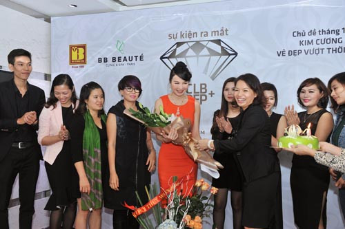 Điều khiến Thanh Mai bất ngờ là trong buổi gặp mặt, sinh hoạt đầu tiên của câu lạc bộ Đẹp +, cô đã được mọi người quan tâm và tổ chức sinh nhật. Điều khiến Thanh Mai bất ngờ là trong buổi gặp mặt, sinh hoạt đầu tiên của câu lạc bộ Đẹp +, cô đã được mọi người quan tâm và tổ chức sinh nhật.