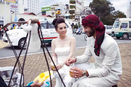 Và nhanh chóng nhận được thiện cảm của nhiều khán giả khi thấy "trai đẹp Omar" gần gũi với con người Việt Nam khi ngồi bên những gánh quà ăn vặt