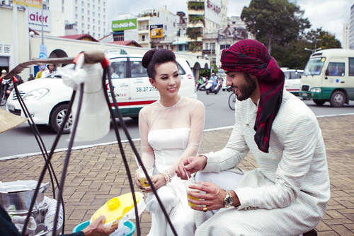 Và nhanh chóng nhận được thiện cảm của nhiều khán giả khi thấy "trai đẹp Omar" gần gũi với con người Việt Nam khi ngồi bên những gánh quà ăn vặt