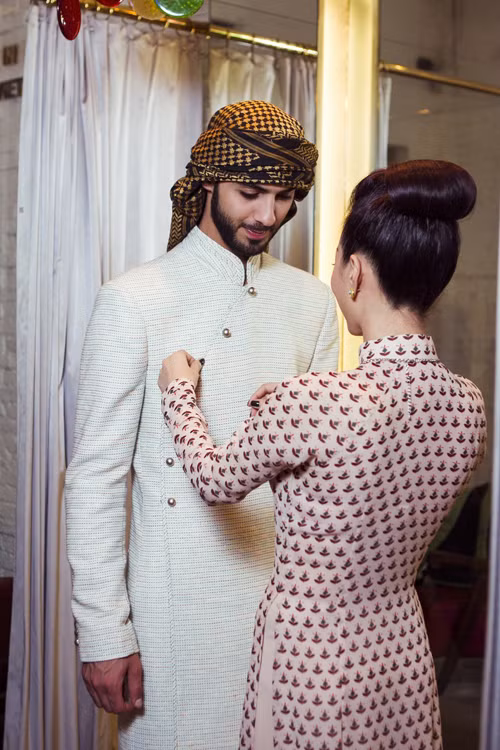 "Trai đẹp bị trục xuất" Omar từng bị BTC tố là không chịu mặc áo dài trong đêm "Kết nối ước mơ"