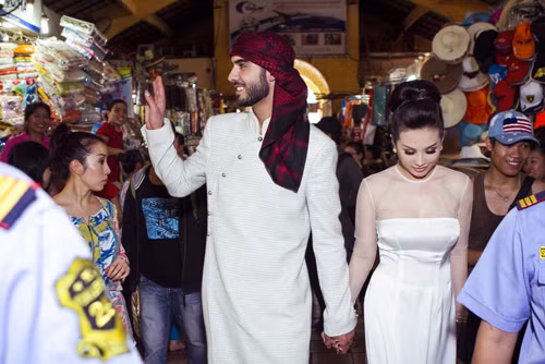 "Trai đẹp trục xuất" nắm chặt tay Hoa hậu Thu Hoài khi xuống phố