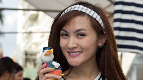 Cằm của Kelly từng bị nhiễm trùng và cô đã tìm đến bác sĩ phẫu thuật cho mình rất nhiều lần mà không thể gặp được.