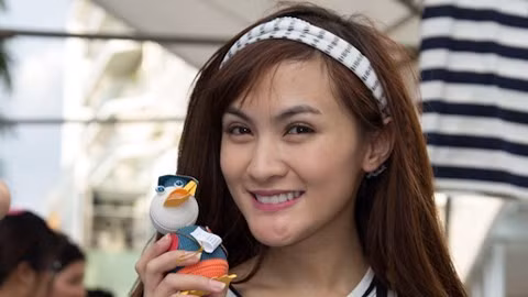 Cằm của Kelly từng bị nhiễm trùng và cô đã tìm đến bác sĩ phẫu thuật cho mình rất nhiều lần mà không thể gặp được.