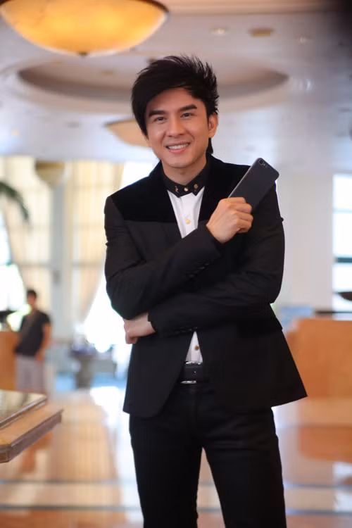 Đan Trường cũng nhận được nhiều lời khen ngợi của khán giả và giới truyền thông là đẹp trai hơn kể từ khi kết hôn.