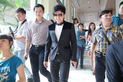 Sau scandal lừa tình, lừa tiền khá ầm ĩ nhưng dường như hình ảnh của Đan Trường không bị xấu đi trong mắt công chúng. Hôm qua (8/10), Đan Trường đã có mặt tại Hà Nội để đảm nhận vị trí Đại sứ thương hiệu cho một dòng điện thoại giá rẻ tại Việt Nam. Sau scandal lừa tình, lừa tiền khá ầm ĩ nhưng dường như hình ảnh của Đan Trường không bị xấu đi trong mắt công chúng. Hôm qua (8/10), Đan Trường đã có mặt tại Hà Nội để đảm nhận vị trí Đại sứ thương hiệu cho một dòng điện thoại giá rẻ tại Việt Nam.