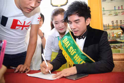 Nhiều fan hâm mộ của Đan Trường cũng đã tranh thủ đến buổi họp báo để xin chữ kí của thần tượng