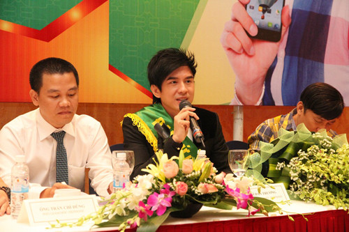 Trong buổi họp báo, Đan Trường cũng chia sẻ những kế hoạch mà anh sẽ đồng hành với thương hiệu điện thoại này như làm show ca nhạc, giao lưu với fan hâm mộ... Trong buổi họp báo, Đan Trường cũng chia sẻ những kế hoạch mà anh sẽ đồng hành với thương hiệu điện thoại này như làm show ca nhạc, giao lưu với fan hâm mộ...