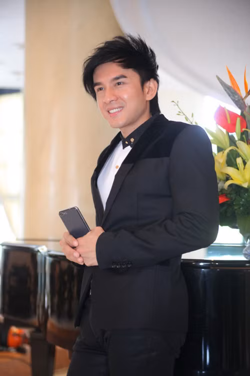 Chia sẻ về chuyện gia đình, Đan Trường cho biết, một tháng anh qua Mỹ một lần để hâm nóng tình cảm với bà xã. Còn khi ở Việt Nam thì gần như ngày nào hai người cũng "buôn" điện thoại với nhau vài tiếng. Đan Trường và vợ cũng đã lên kế hoạch sinh con và rất có thể trong năm 2014, Đan Trường sẽ đón đứa con đầu lòng.