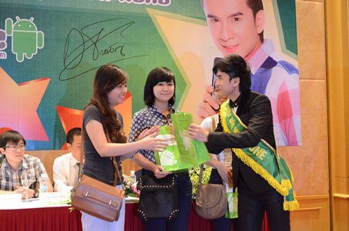 Bên cạnh đó, Đan Trường còn tặng quà cho các fan hâm mộ đã đoán trúng anh sẽ trở thành Đại sứ thương hiệu. Bên cạnh đó, Đan Trường còn tặng quà cho các fan hâm mộ đã đoán trúng anh sẽ trở thành Đại sứ thương hiệu.