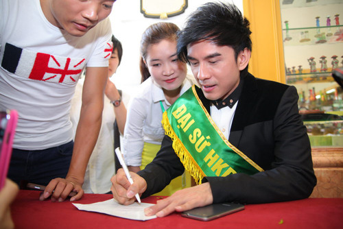 Nhiều fan hâm mộ của Đan Trường cũng đã tranh thủ đến buổi họp báo để xin chữ kí của thần tượng Nhiều fan hâm mộ của Đan Trường cũng đã tranh thủ đến buổi họp báo để xin chữ kí của thần tượng