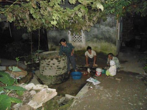 Nỗi vất vả ngày càng đè nặng lên đôi vai của hai bác khi đã có tuổi Nỗi vất vả ngày càng đè nặng lên đôi vai của hai bác khi đã có tuổi