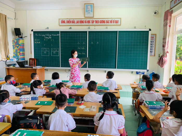 Cô và trò trường Tiểu học Hà Khẩu trong giờ tiếng Việt (Ảnh: CTV) Cô và trò trường Tiểu học Hà Khẩu trong giờ tiếng Việt (Ảnh: CTV)