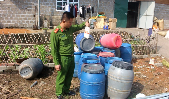 Hơn 1,3 tấn hóa chất phụ gia cơ sở bà Xuân sử dụng không có hóa đơn chứng minh nguồn gốc (Ảnh: Hải Yến) Hơn 1,3 tấn hóa chất phụ gia cơ sở bà Xuân sử dụng không có hóa đơn chứng minh nguồn gốc (Ảnh: Hải Yến)