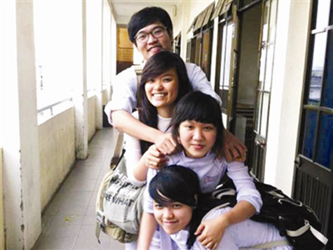 Nguyễn Thị Minh Khang (đứng thứ 2 trong hàng) cùng các bạn lớp 12/32. Ảnh: N.H.