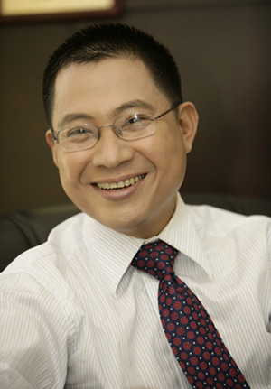 Hơn hai mươi năm về trước, Lý Quí Trung khởi nghiệp ở một xuất phát điểm không hơn gì ai – phục vụ bàn ở khách sạn. Hồi đó, Lý Quí Trung không chủ định chọn công việc này, nhưng sau khi thi trượt Đại học Tổng hợp Ngoại ngữ thì anh buộc phải đi làm để tự trang trải cho cuộc sống của mình. Làm việc ban ngày, buổi tối lại theo học tại chức, quãng thời gian đó chính là cung đường khó khăn đầu tiên mà Lý Quí Trung đã vượt qua nhờ niềm tin mãnh liệt vào khả năng thay đổi số phận của mình. NHỮNG HOTGIRL TỪNG THI ĐỖ THỦ KHOA ĐẠI HỌC Hơn hai mươi năm về trước, Lý Quí Trung khởi nghiệp ở một xuất phát điểm không hơn gì ai – phục vụ bàn ở khách sạn. Hồi đó, Lý Quí Trung không chủ định chọn công việc này, nhưng sau khi thi trượt Đại học Tổng hợp Ngoại ngữ thì anh buộc phải đi làm để tự trang trải cho cuộc sống của mình. Làm việc ban ngày, buổi tối lại theo học tại chức, quãng thời gian đó chính là cung đường khó khăn đầu tiên mà Lý Quí Trung đã vượt qua nhờ niềm tin mãnh liệt vào khả năng thay đổi số phận của mình. NHỮNG HOTGIRL TỪNG THI ĐỖ THỦ KHOA ĐẠI HỌC